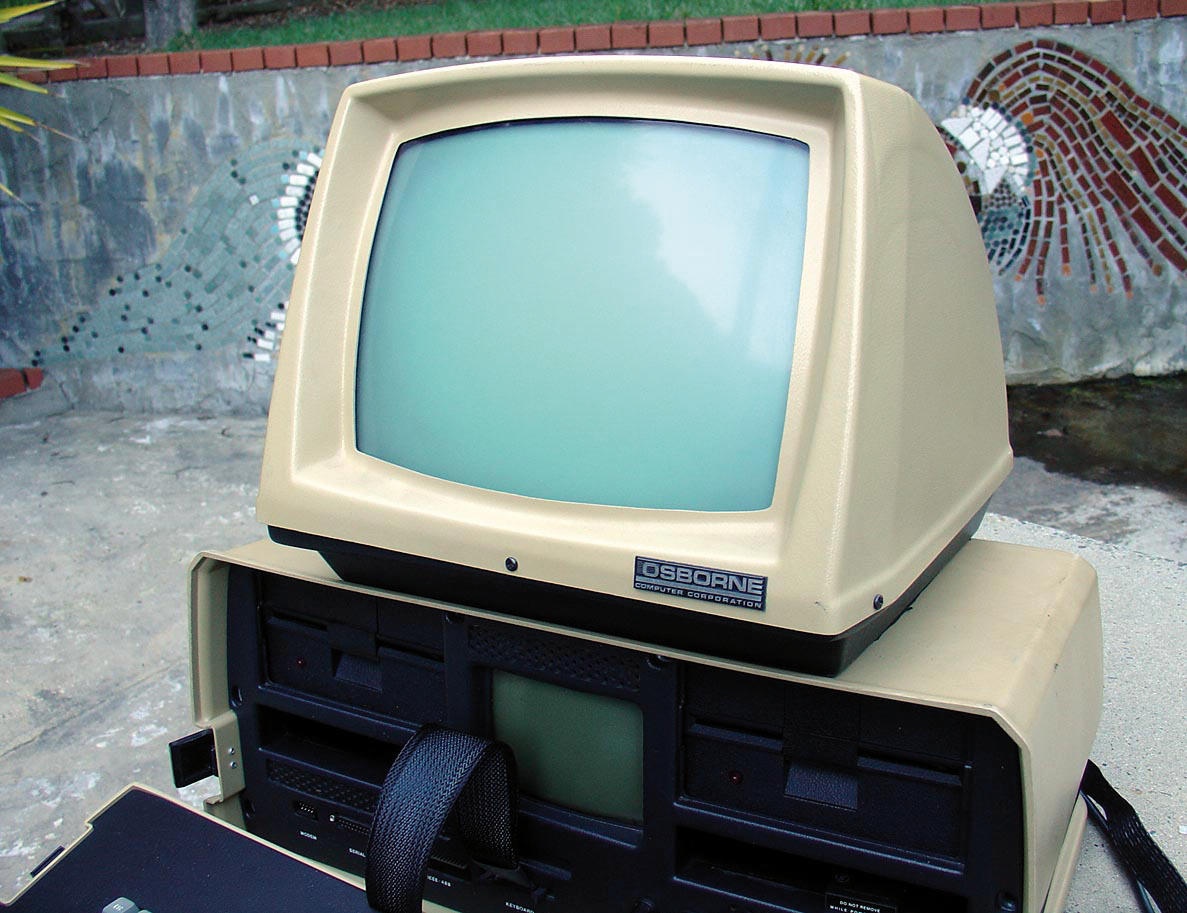 Največja težava računalnika, ki je bil velik kot šivalni stroj, je bil majhen zaslon. Delo z besedili je zahtevalo 80 stolpcev, zato se je slika na zaslonu premikala levo in desno. Je pa imel Osborne 1 tudi priključek za zunanji monitor in je lahko prevzel vlogo namiznega računalnika.